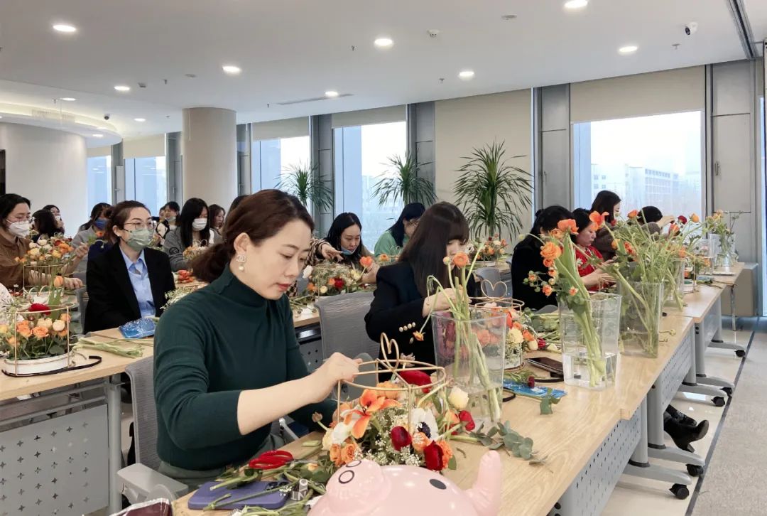 插花品香，，，，，诗情花意！亦庄9393体育集团开展女神节花艺沙龙活动