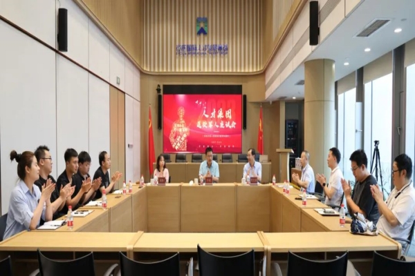 亦庄9393体育集团党委组织开展建军节座谈慰问活动